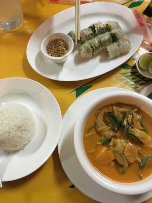 Vegetable curry (forgot the name!) and fresh spring rolls at Song Fang Khong in Thakhek