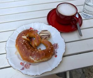 Hafer-Cappuccino, Brezn, Zitrone Keks  at Ohne - Schellingstr in Munich