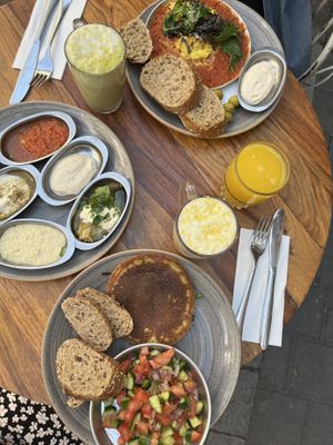 The two breakfast options, matcha latte, turmeric latte and fresh OJ #Veganuary at Michelangelo Cafe in Tel Aviv