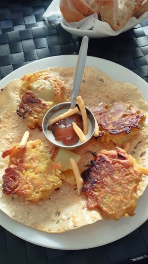 Pakores i papdum amb salses at Frida's in Perpignan