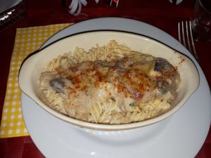 Soup was a Russian  borschtsch with vegan sour cream - no time for fotos, but here us a picture of the main course: stroganoff with pasta. Excellent Valentine's day menu at Frida's in Perpignan