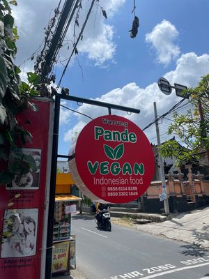 I love it here coming for years to this amazing cooking Familie   at Warung Pande Vegan - Canggu in Canggu