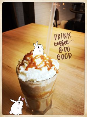 Delicious coffee, with vegan whipped cream and vegan caramel. Just one of our many vegan drinks. Life can be so sweet @Vmarkt! :D at Vmarkt in Arnhem