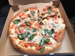 Vegan Popeye pizza, yum yum at Parrino's Pizza in Miranda