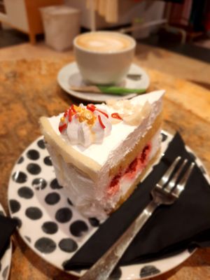 White chocolate and raspberry cake at I Scream Coffee in Leiden