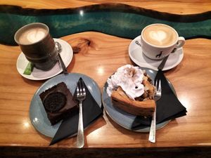 Warme chocolademelk, cappuccino, oreo brownie, appeltaart at I Scream Coffee in Leiden