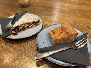 dadel taart boterkoek  at I Scream Coffee in Leiden