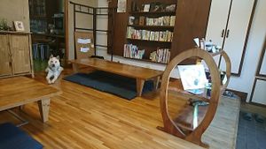 The interior with Saburo, its mascot dog who was 3-month-old when adopted by his owner 11 years ago. There is an anecdote that he had payed off all his debts a few years later: the owner took the plunge and went on veggie diet with her quadruped driving force and now has she been vegan:-) at Nabana in Amagasaki