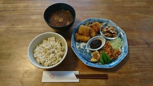Nabana Lunch (¥1000, or ¥850 for takeout sans soup) with skewed cutlets of koyadofu (freezed-dry tofu) as its main. FYI, Ichiju-Issai Lunch costs ¥600(also for takeout). at Nabana in Amagasaki