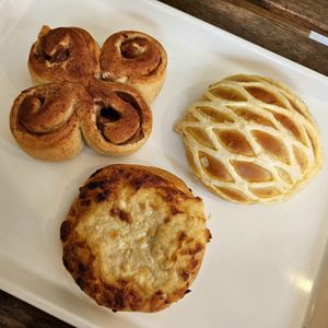 Pizza bun, potato and ham bun, and apple and cinnamon roll at HiPizza in Taipei