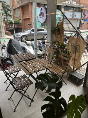 Outside seating  at HiPizza in Taipei