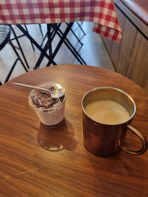 Kokosmousse mit Bohnen, Oat Milk Latte at HiPizza in Taipei