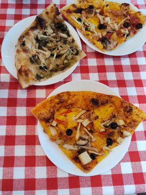 Pizza all in and pizza with seaweed and mushrooms at HiPizza in Taipei