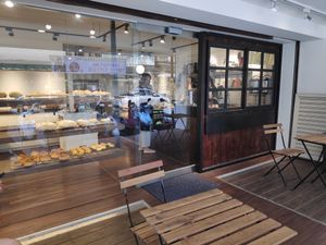 Outdoor seating at HiPizza in Taipei