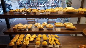 Lots of yummy breads to choose from! at HiPizza in Taipei