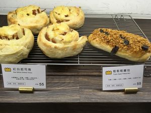 Vegan bacon, mayo, and cheese twists (NT$55) and triple vegan flakes bun (NT$55) at HiPizza in Taipei