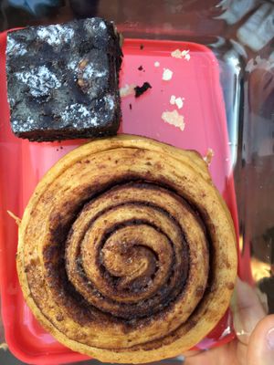 Brownie & cinnamon roll at HiPizza in Taipei