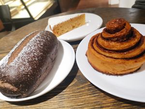 Lemon slice, Cinnamon bun and Rye chocolate bread at HiPizza in Taipei