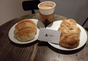 麵包，名片 at HiPizza in Taipei