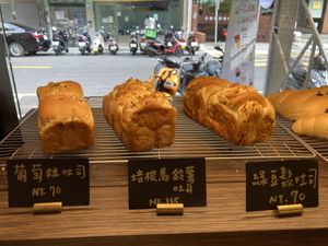 Different loaves: raisin, bacon & potato, and mung bean floss at HiPizza in Taipei