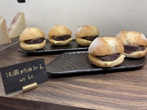 French rolls with butter and red beans at HiPizza in Taipei