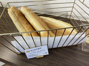 Garlic bread in a basket at HiPizza in Taipei