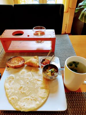 Entrés, samosa, chapati, roast baby 🎃 and tea at Cardamomo in Leiria