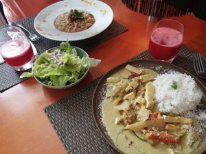 Risoto de cogumelos e espargos + tofu thai at Cardamomo in Leiria