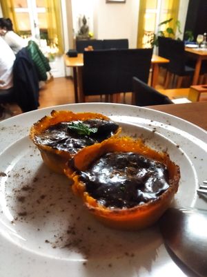 Queques vegan de abóbora e chocolate at Cardamomo in Leiria