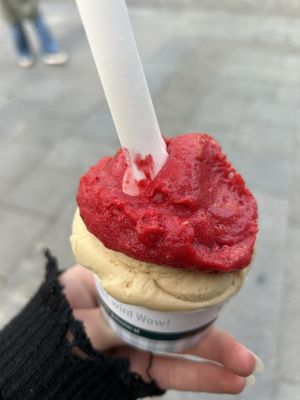 Himbeer, Caramel Cookie 4,40€  at Eis Greissler in Linz