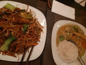 Fried noodles with tofu and vegetables + veganized green curry at Pho3mien in Hannover
