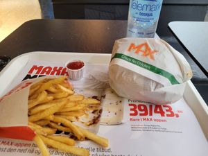 Burger and chips at MAX in Oslo