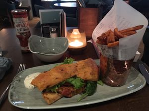 Kichererbsen-Erdnussburger mit Süsskartoffel Pommes at Hotel Schweizerhof Lenzerheide in Lenzerheide