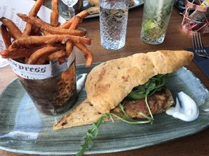 Kichererbsenburger mit Süsskartoffelpommes meeeega lecker! Im Cafe Bar Schweizerhof at Hotel Schweizerhof Lenzerheide in Lenzerheide