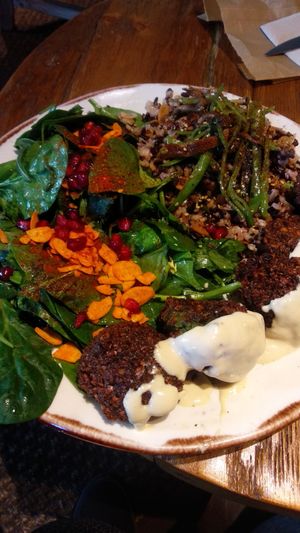 Falafel con Salsa Tahini, Ensalada y Arroz y Quinoa al Miso at Honest Greens - Castellana in Madrid
