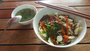 mi nhat tron (dried Japanese noodles with soup on the side) at Thien An Phat in Ho Chi Minh City