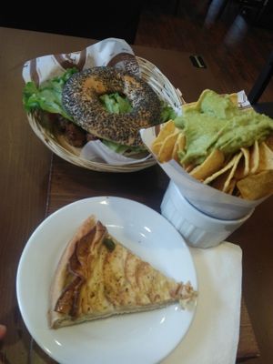 Bagels of the moment in a vegan version ; lettuce + avocado + houmous + tomato with salt of celery + soja to replace the meat + vegan mayonnaise. Starter ; nachos Guacamole. Dessert : vegan apple pie at Best Bagels Gambetta in Lyon