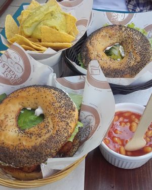Louisiana fire, baked beans et nachos guacamole at Best Bagels Gambetta in Lyon