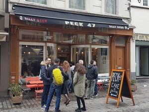 there was a long qeueu to get in ...  at Peck 47 in Brussels