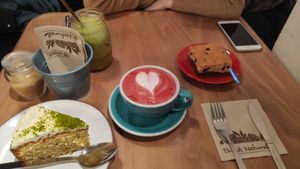 Beetroot latte, brookie, cake à la pistache et... je sais plus at Peck 47 in Brussels