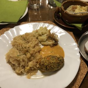 „Selbstgemachte Gemüsefrikadelle uff Gemüsesößje, dezu Ananassauerkraut unn Kardoffelstampf"  at Zum Woigiggel in Hochheim Am Main