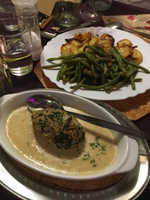 Vegan spinach-tofu patties with great beans and potatoes at Zum Woigiggel in Hochheim Am Main