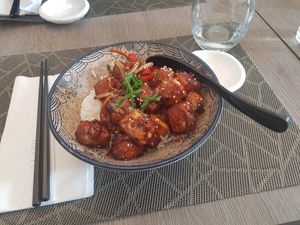 Tofu salsa teriyaki sobre arroz at Yoshi - Sushi & More in Madrid