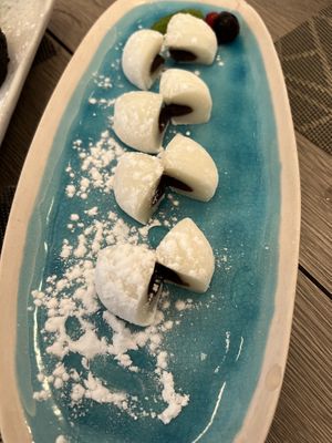 Mochi (pasta de arroz rellena de judía roja)  at Yoshi - Sushi & More in Madrid