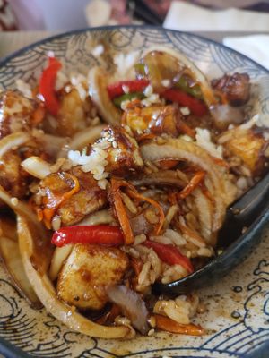 Teriyaki tofu with vegetables at Yoshi - Sushi & More in Madrid