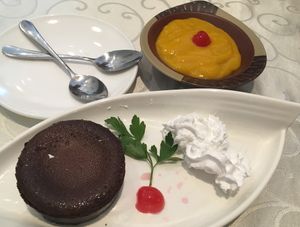 Mango mousse y fondant de chocolate  at Yoshi - Sushi & More in Madrid