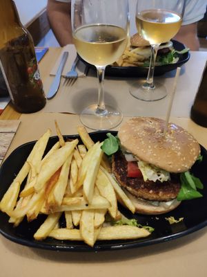 Hamburguesa abok2 con patatas, y una sidra de pera at abok2 in Sevilla