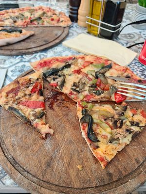 Excellent vegan pizza, pleasant music, and live music in the evenings. And the location is wonderful. Responsive waiters at Ombra Restaurant in Kotor