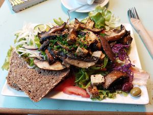 Großer Salat mit Champignons und Tofu.  at Dreizehn in der Muehle in Augsburg