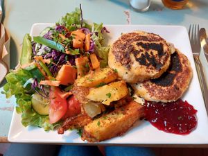 Cashewbär mit Wedges.  at Dreizehn in der Muehle in Augsburg